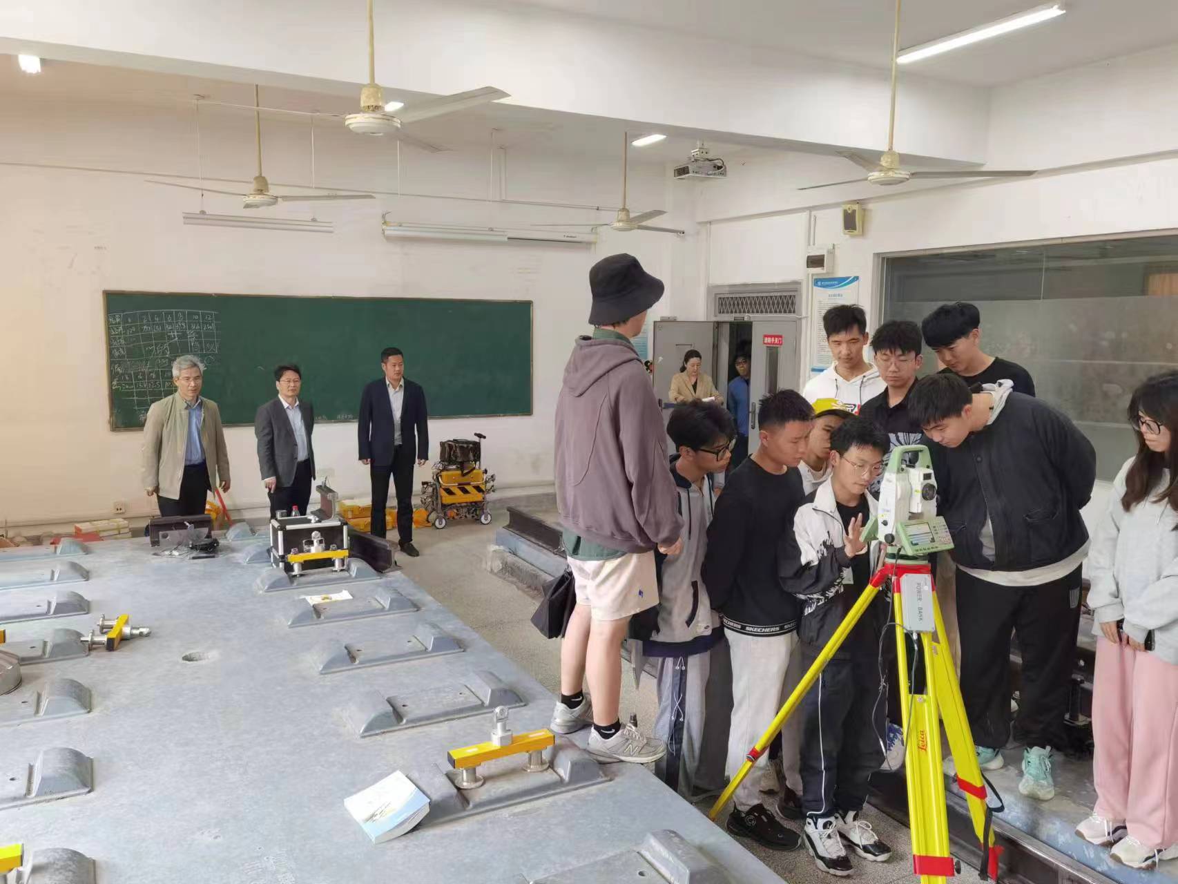 学校开展教学实训室安全检查工作-南京铁道职业技术学院