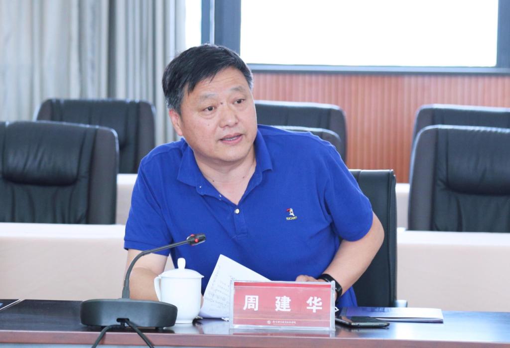 学校党委书记钱吉奎,民盟南京市委专职副主委戴云,民盟南京市委参政议