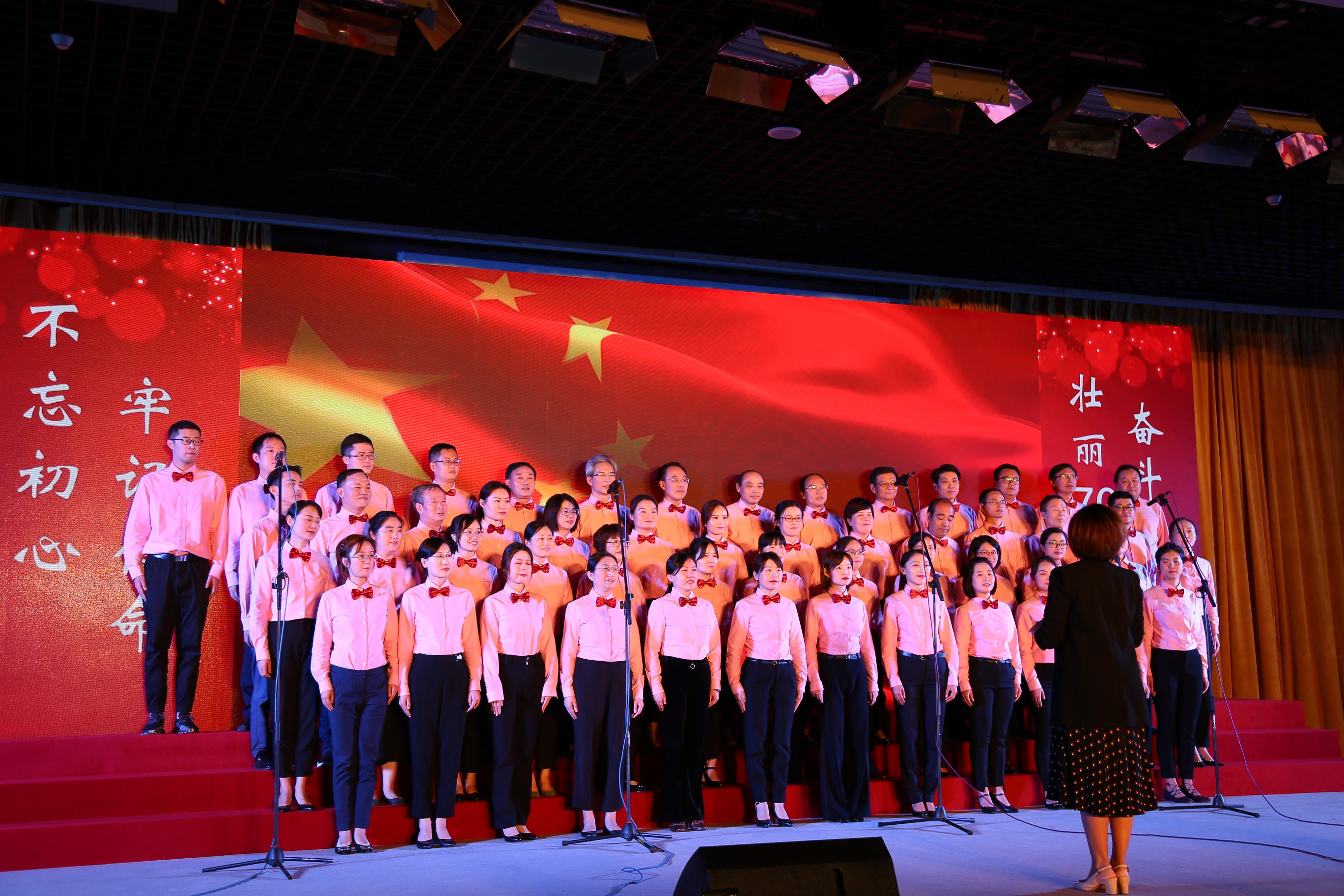 学校举行歌唱祖国筑梦南铁庆祝新中国成立70周年教职工大合唱比赛