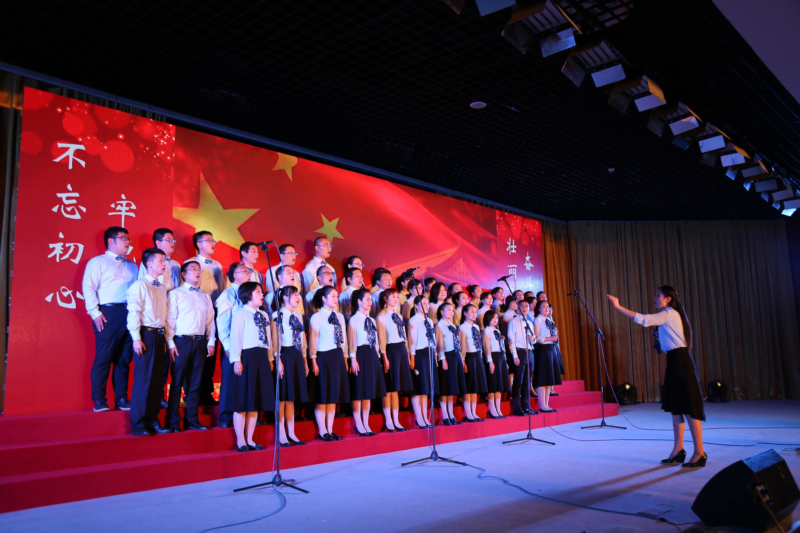 学校举行歌唱祖国筑梦南铁庆祝新中国成立70周年教职工大合唱比赛